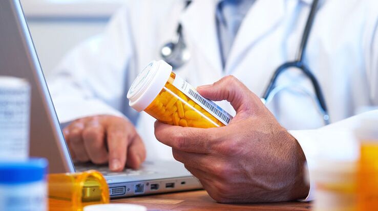 Den Dokter verschreift eng Medizin fir Prostatitis